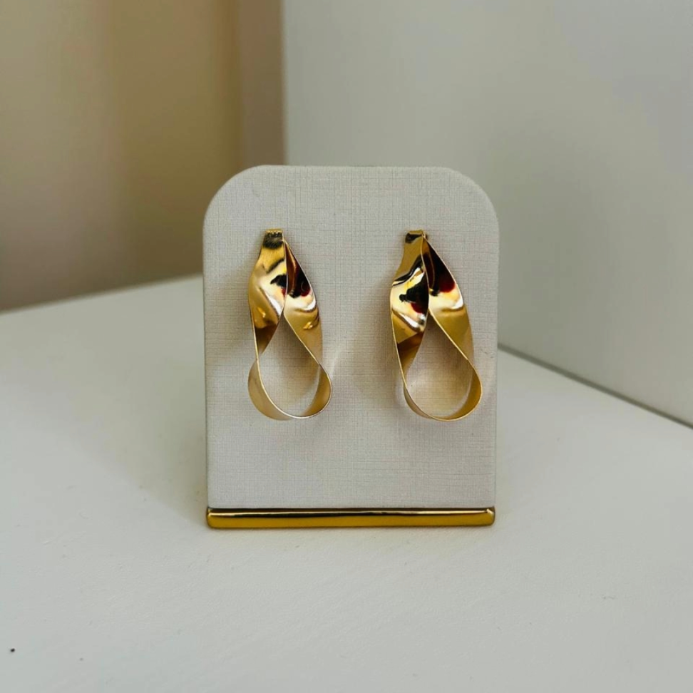 Brinco ondulado liso folheado em ouro 18k
