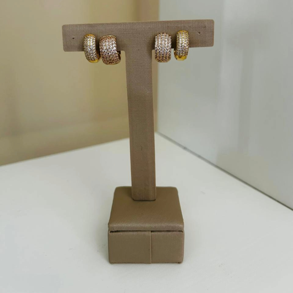 Brinco Argola Larga 5 Filetes de Zircônias 1,5cm Folheado a Ouro 18k