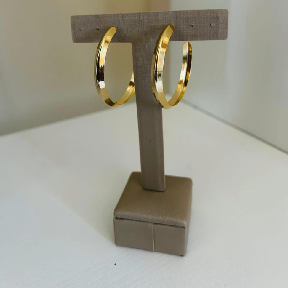 Argola média oca folheado em ouro 18k