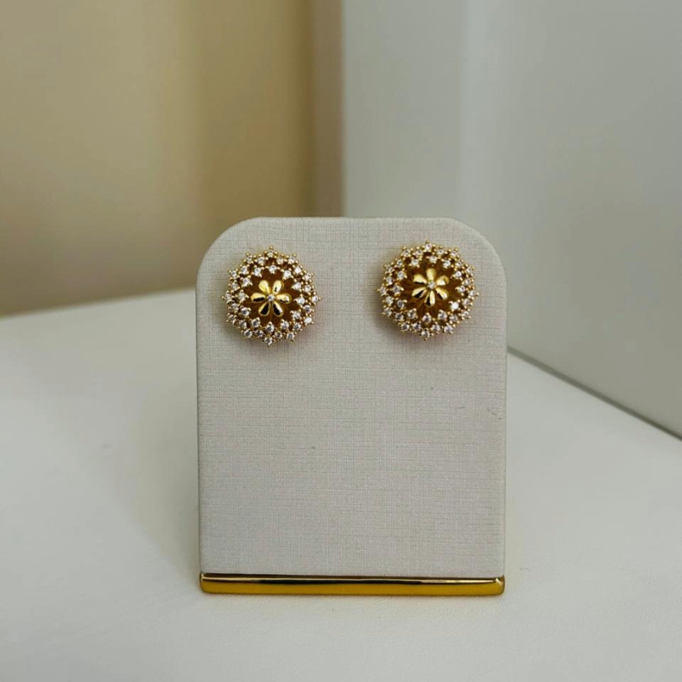 Brinco Flor Cravejado Zircônia Folheado a Ouro 18K