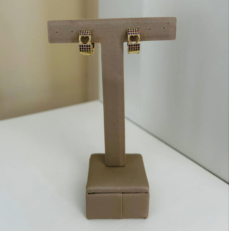 Brinco Argola Coração Cravejado Zircônia Coloridas Folheado a Ouro 18K