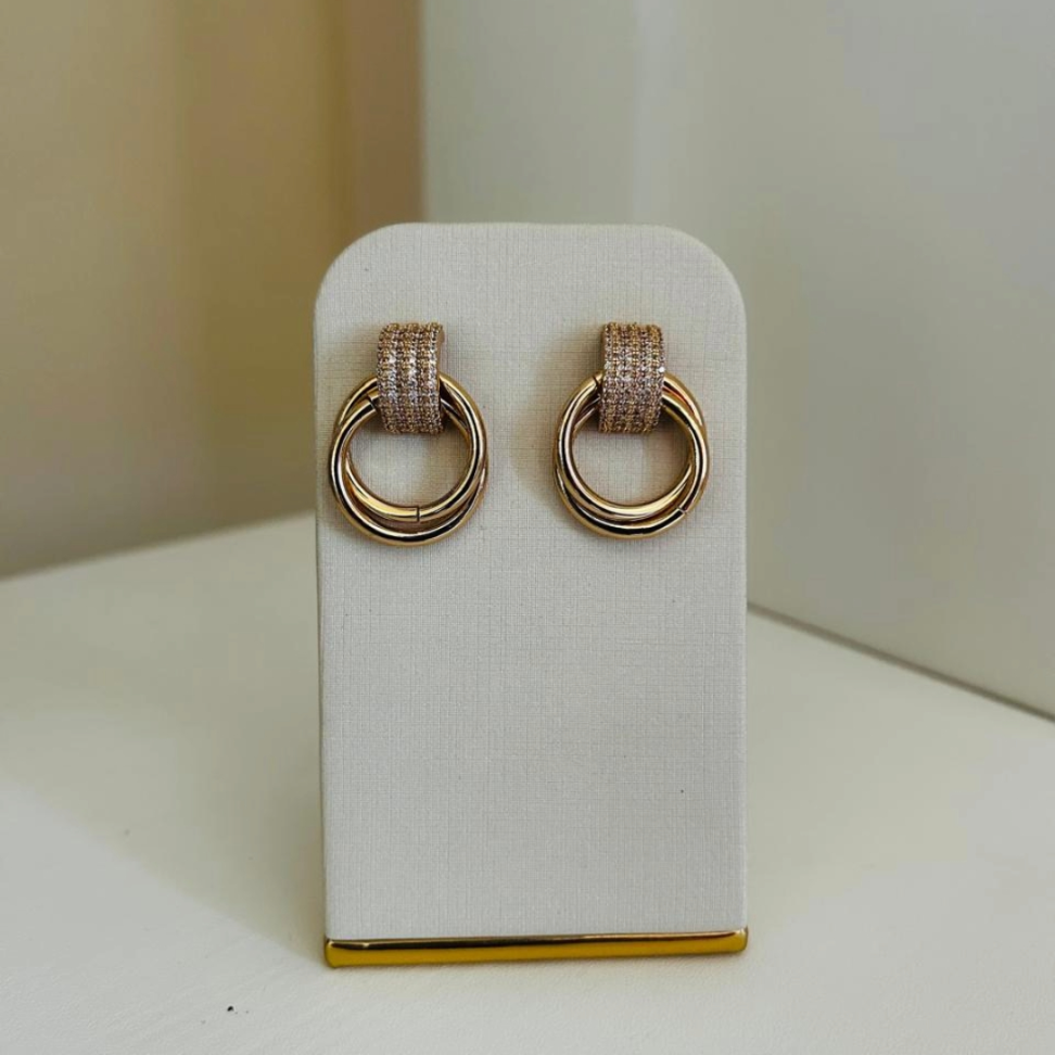 Brinco Base Curva Cravejada e 2 Círculos Lisos Folheado a Ouro 18k