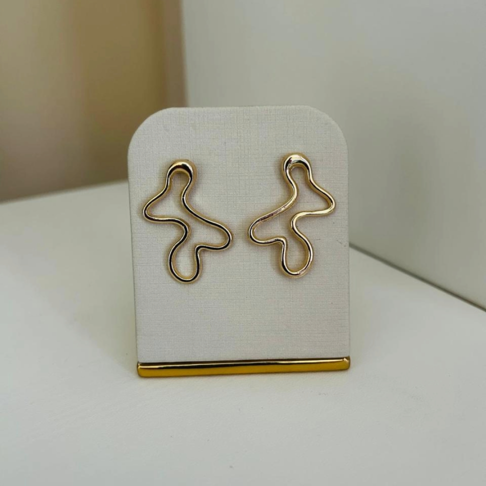 Brinco orgânico preso folheado em ouro 18k