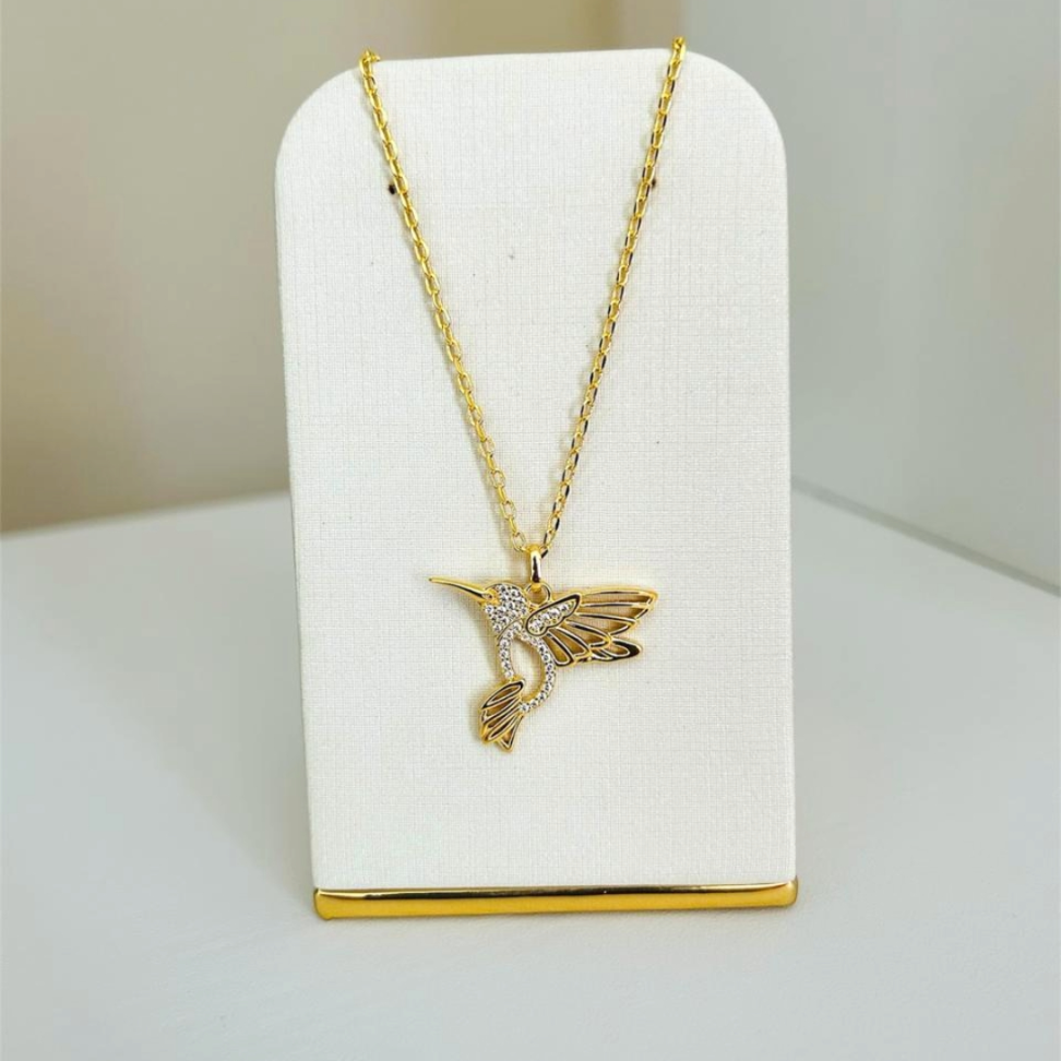 Colar Elo Alongado Pingente Beija-Flor Cravejado Zircônias Folheado a Ouro 18K