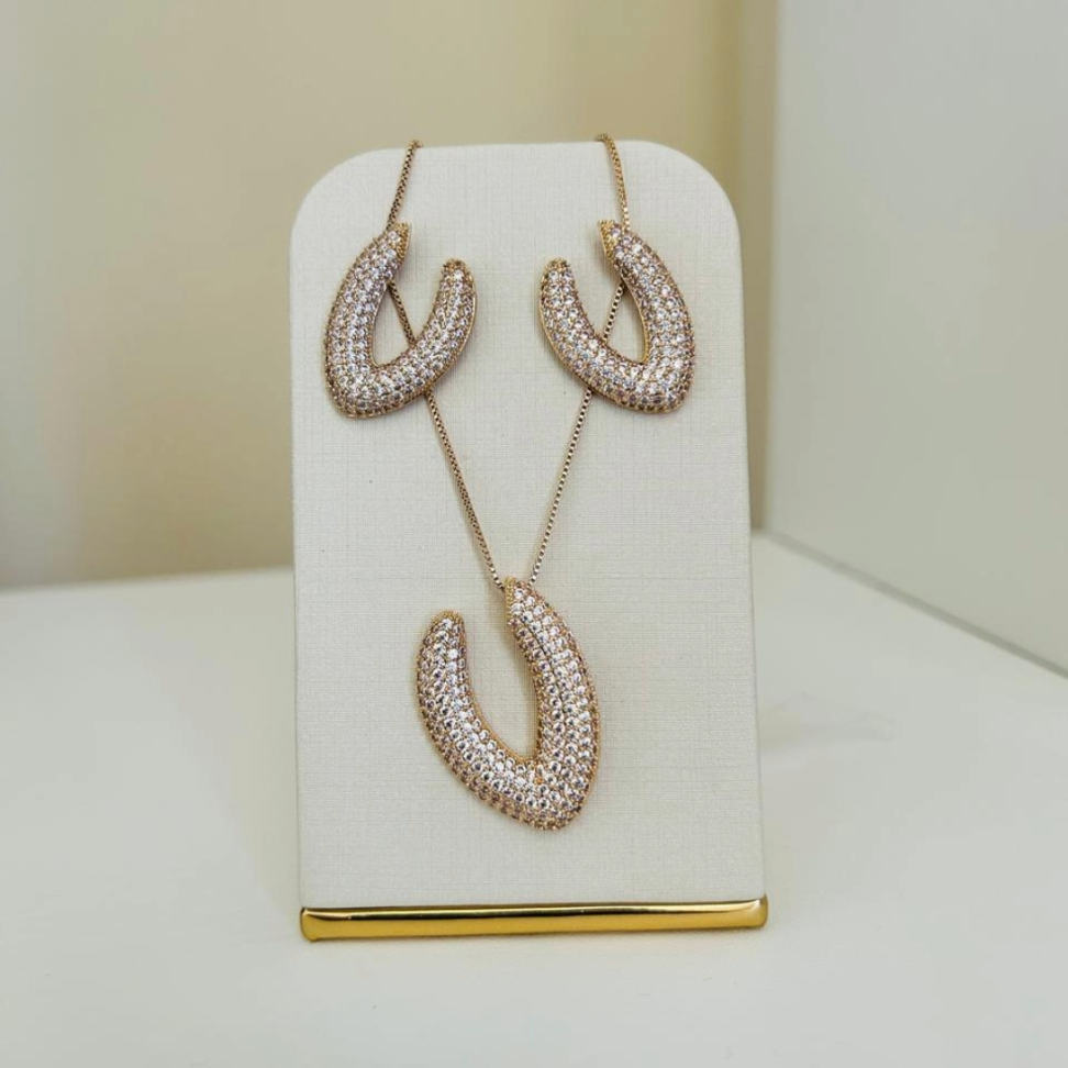 Conjunto Folha Vazada Cravejada Zircônias Folheado Ouro 18K
