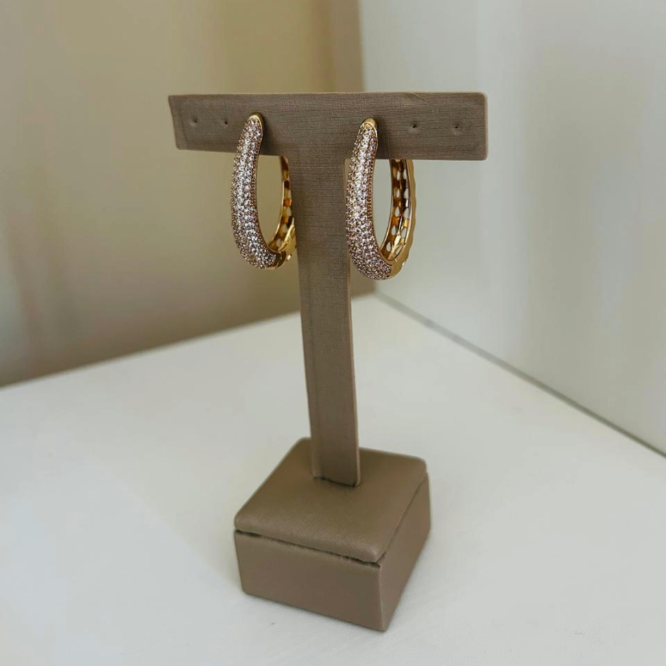 Brinco Argola Média Oval Cravejada Zircônias Folheado a Ouro 18k
