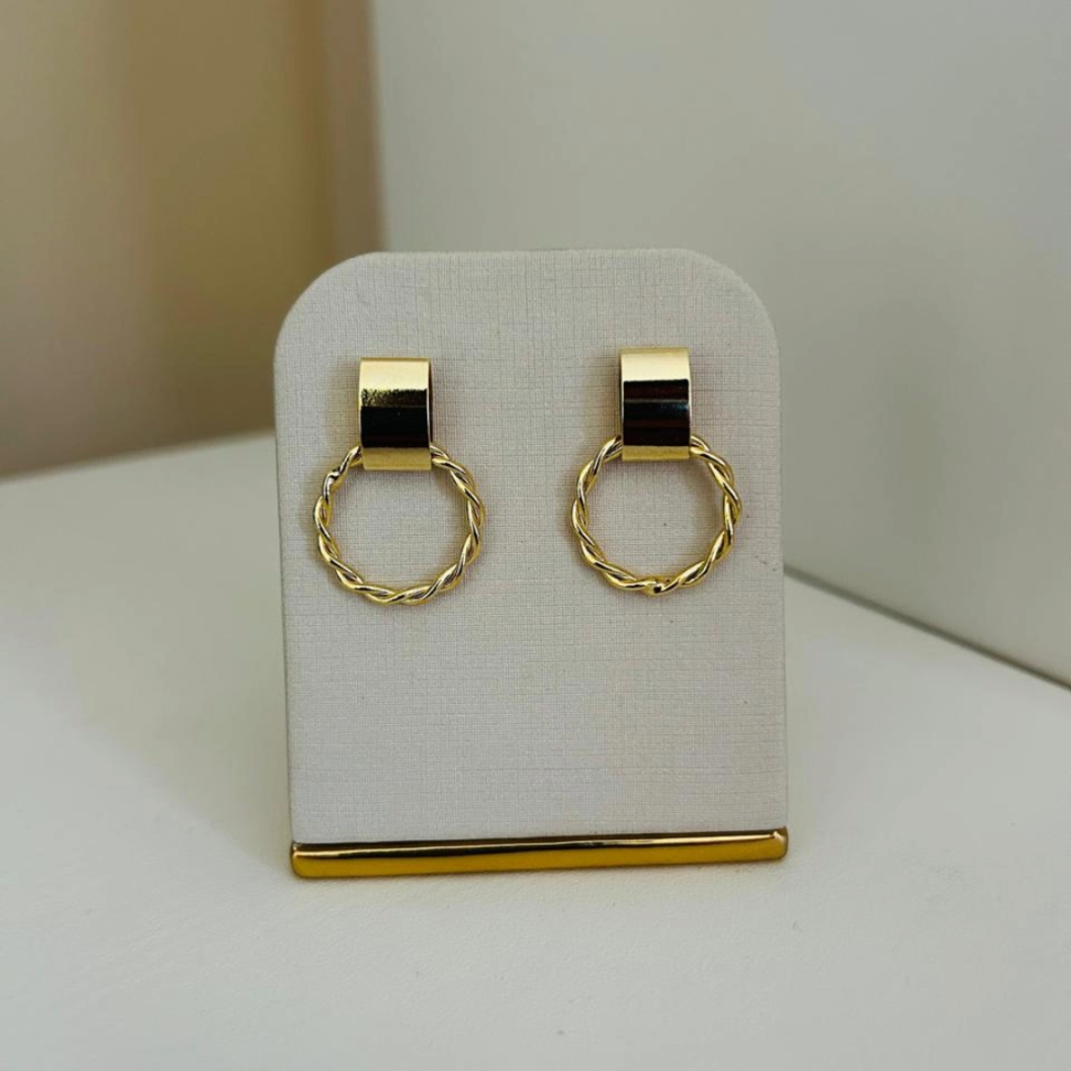 Brinco base cilíndrica lisa e polida em um círculo trançado Folheado a Ouro 18K