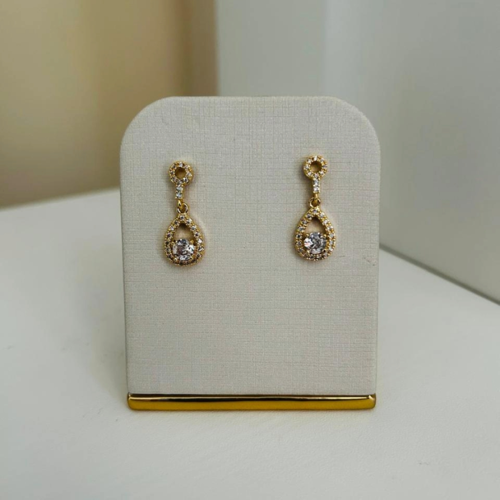 Brinco Formato Gota Cravejado Zircônias Folheado a Ouro 18K