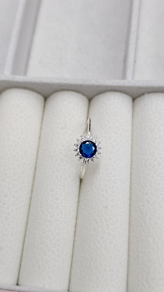 Anel solitário redondo azul cravejado ao redor - #1