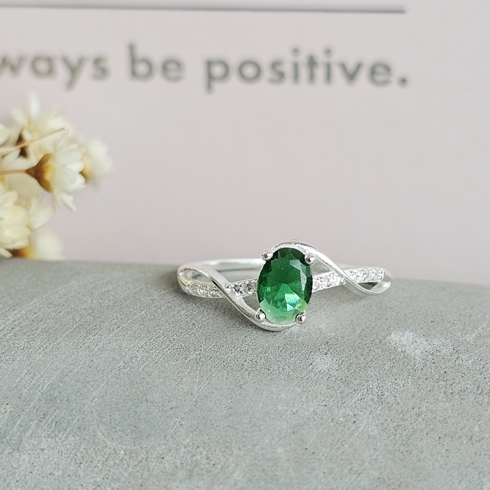 Anel solitário oval verde cravejado - #2