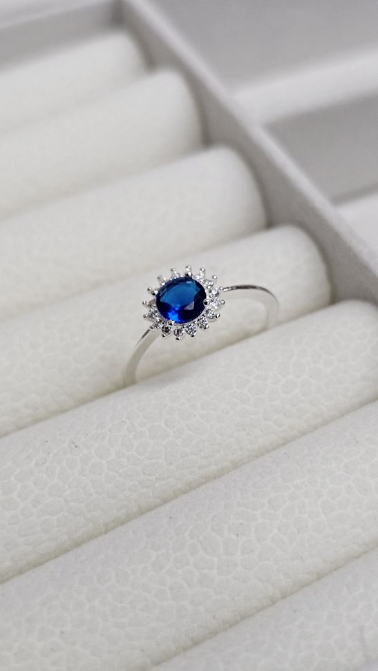 Anel solitário redondo azul cravejado ao redor - #1