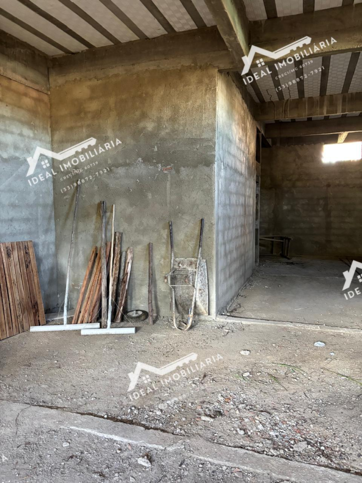 imovel a venda com dois ponto comeciais e 6 apartamentos com sala cozinha dois quartos um quato com suite e banheiro social. construção ainda sem acabamento