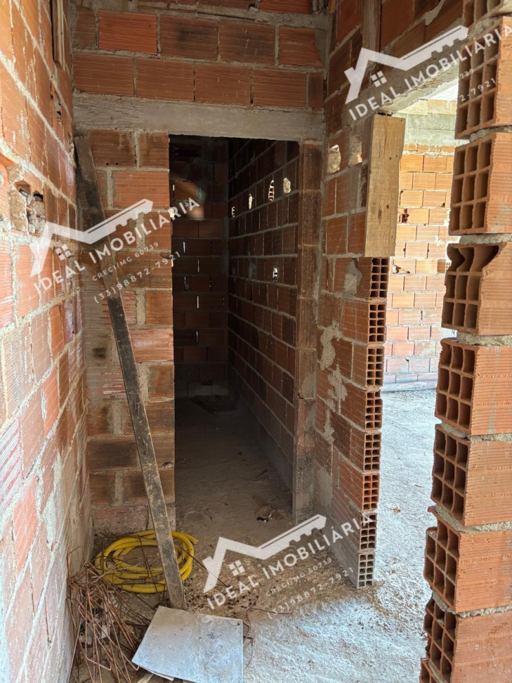 imovel a venda com dois ponto comeciais e 6 apartamentos com sala cozinha dois quartos um quato com suite e banheiro social. construção ainda sem acabamento - #17
