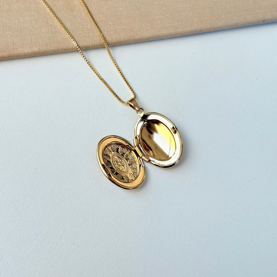 Colar Relicário Oval Trabalhado