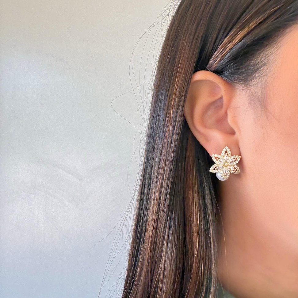 Brinco Flor de Zircônias Com Pérola