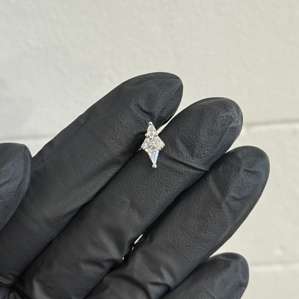 Piercing Labret Triângulo Zircônias