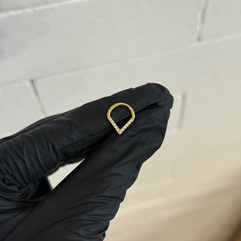 Piercing Argola Segmentada V Cravejada | Titânio