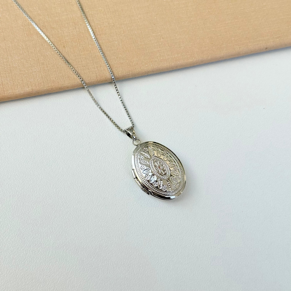 Colar Relicário Oval Trabalhado