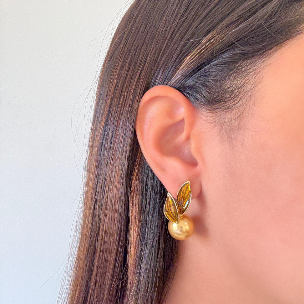 Brinco Acetinado Esfera Com Folhas