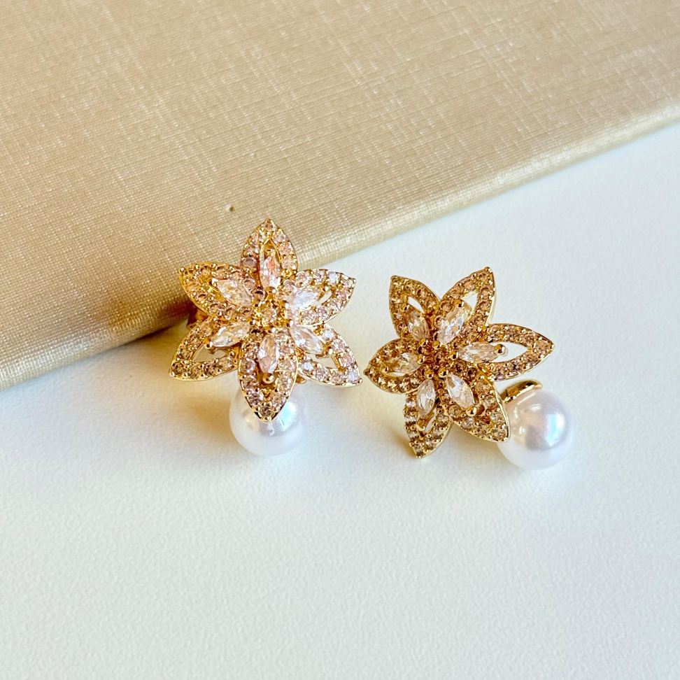 Brinco Flor de Zircônias Com Pérola - #3