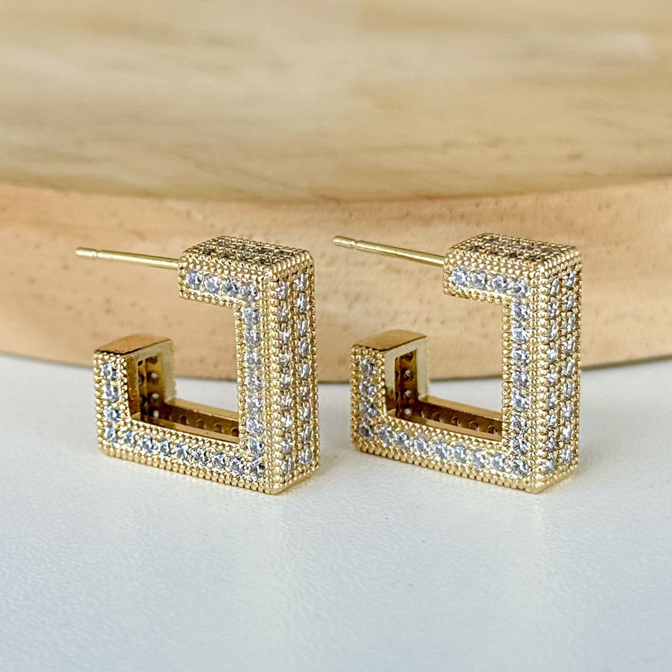 Brinco Meia Argola Square Zircônias