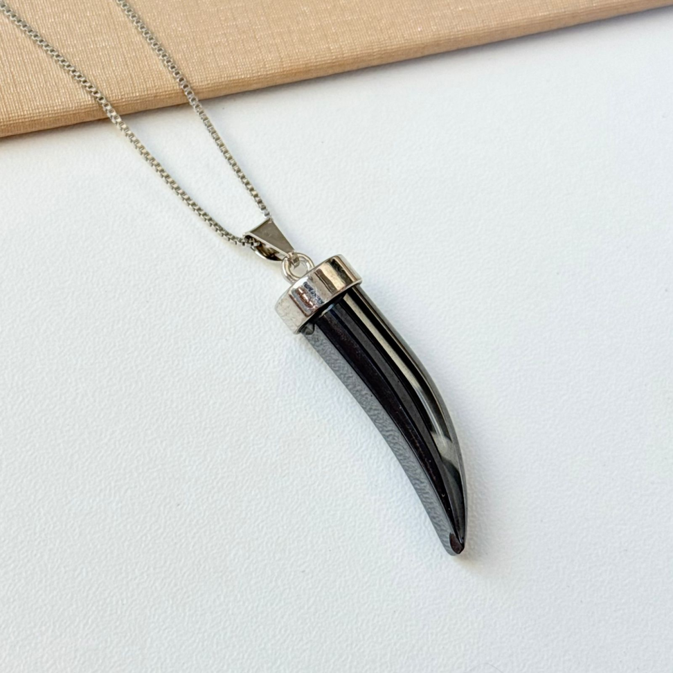 Colar Pingente Dente de Sabre Hematita