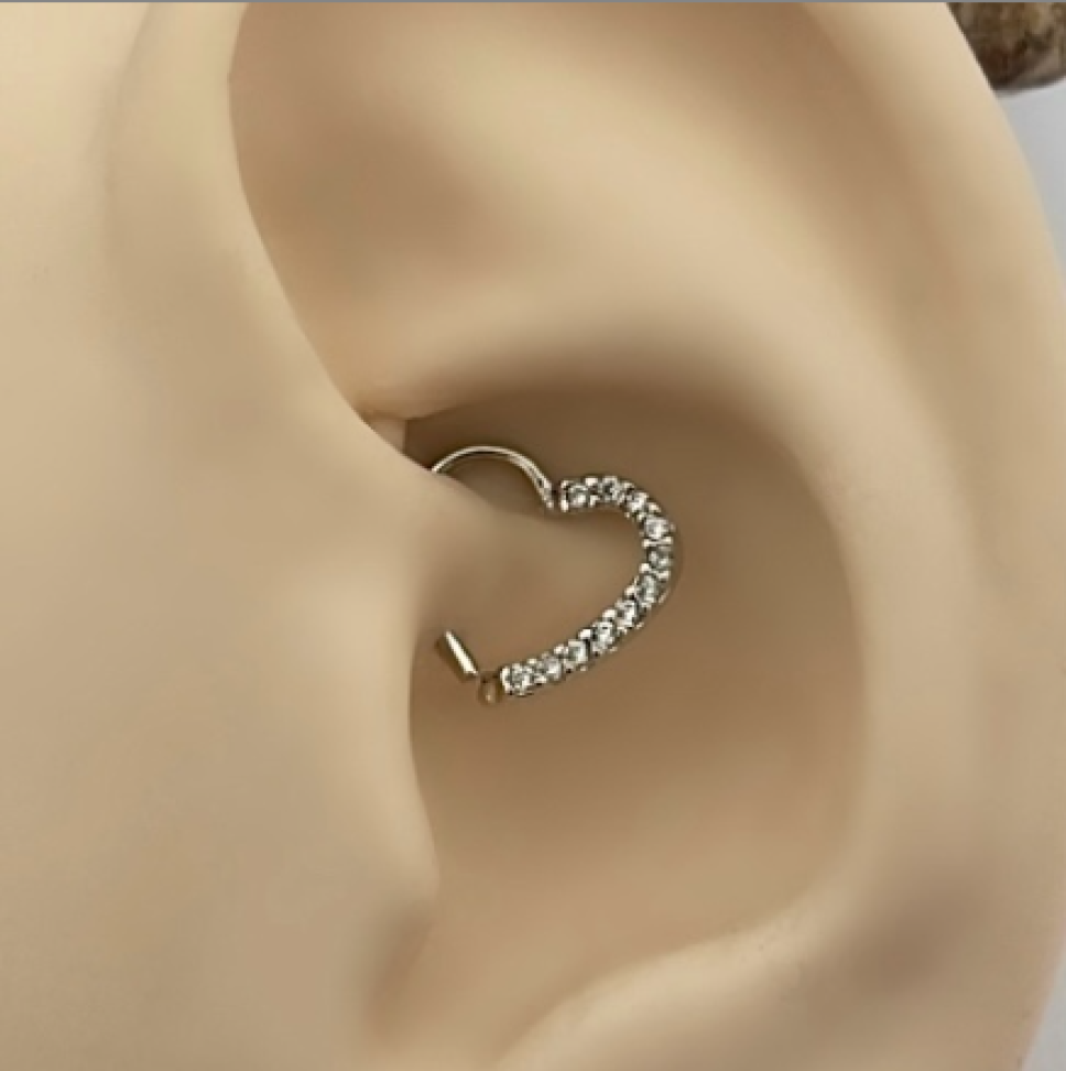 Piercing Torção Coração Zircônias Frontal Prateado