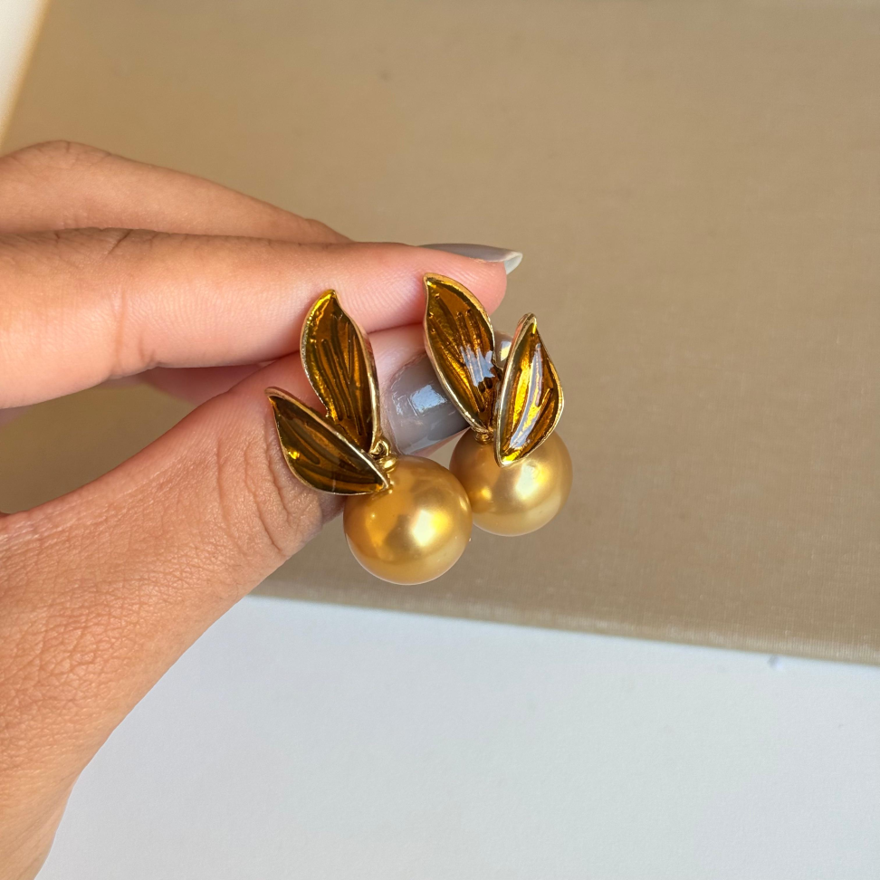Brinco Acetinado Esfera Com Folhas