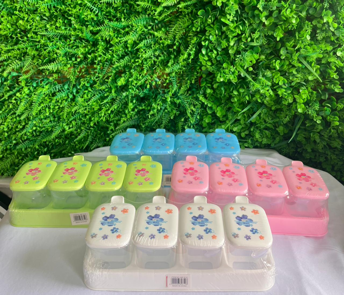 KIT - 4 PORTA CONDIMENTOS DE PLÁSTICO DECORADOS COM COLHER MEDIDORA - 4 CORES