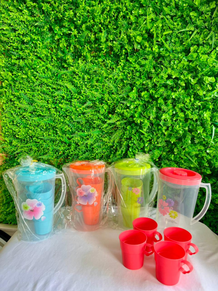 CONJUNTO - JARRA DE PLÁSTICO (2L) COM 4 CANECAS COM ALÇA