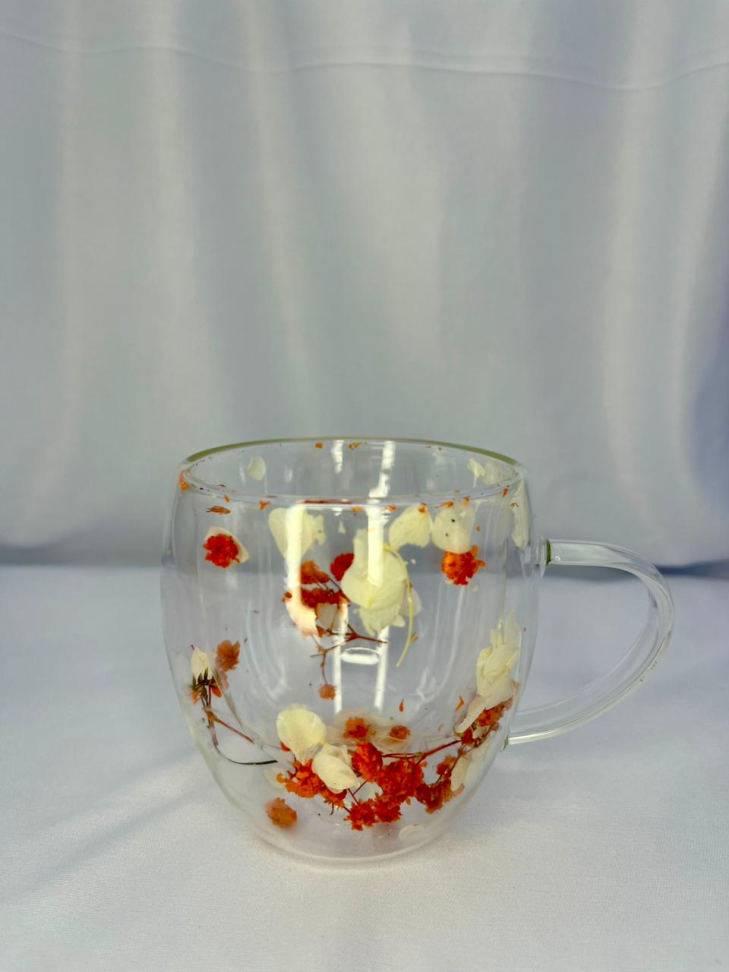 CANECA EM VIDRO BOROSSILICATO COM PAREDE DUPLA E FLORES SECAS - 250 ML