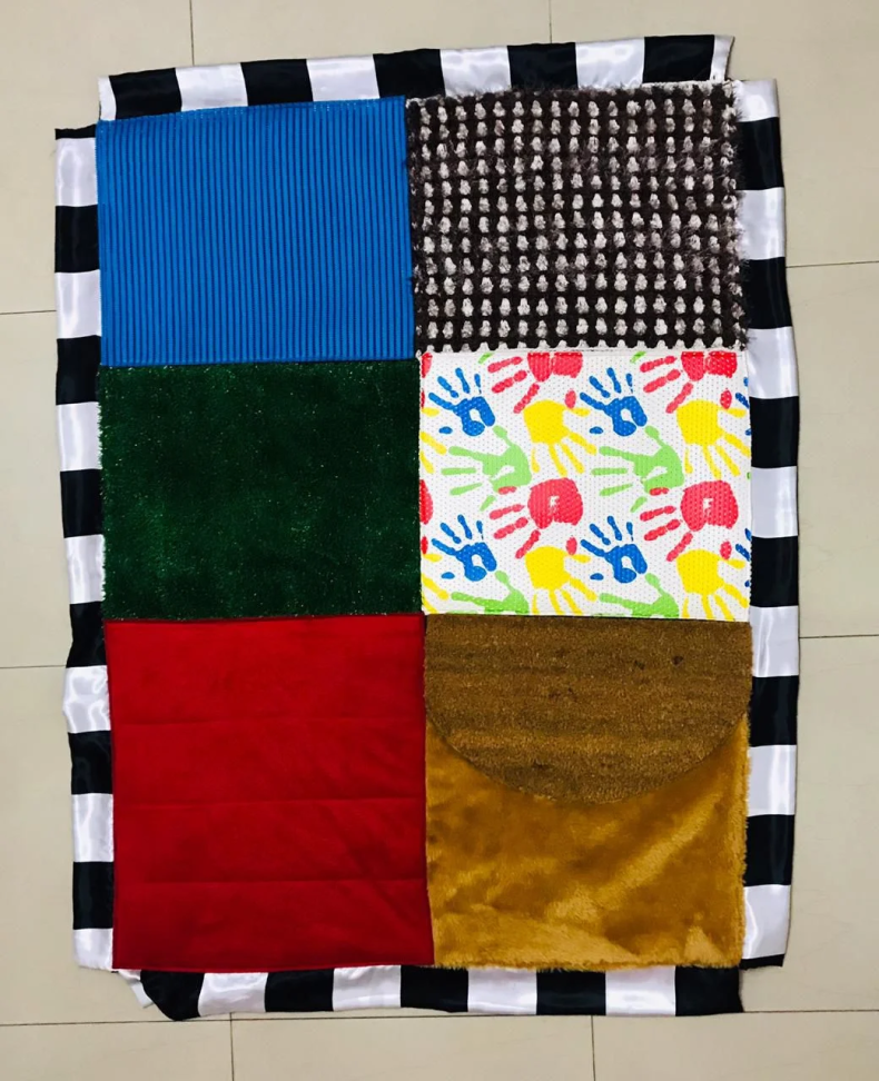 Tapete com Texturas 1,0 M x 1,0 M é um recurso sensorial desenvolvido para diferentes, Estimulação Tátil, Desenvolvimento Motor, Regulação Sensorial e Exploração Lúdica é indicado para Autismo e TDAH - Antialérgico