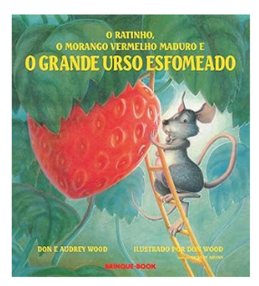 O ratinho, o morango vermelho maduro e o grande urso esfomeado