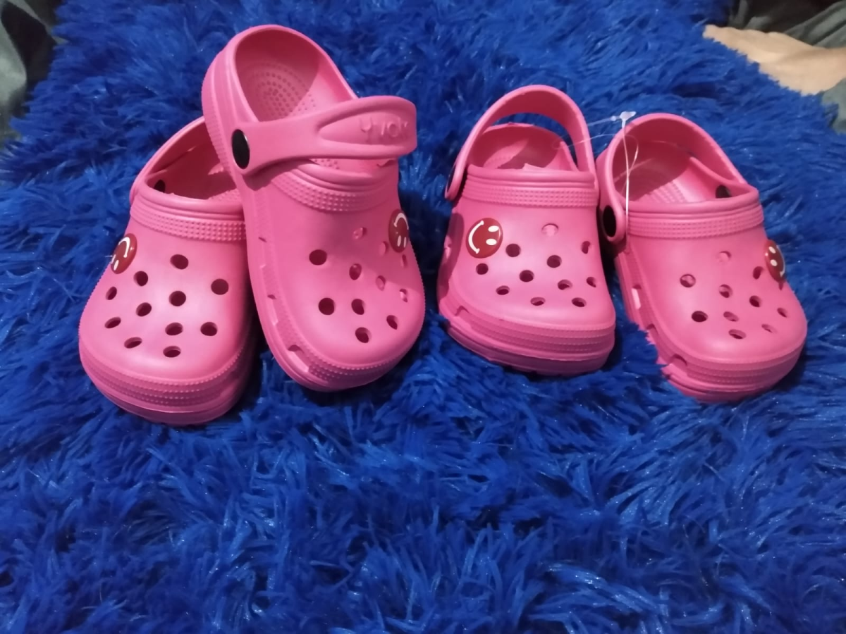 Crocs rosa com boton de sorriso - Tamanho 20