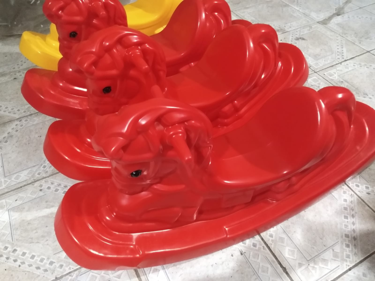 Cavalinho de balanço vermelho