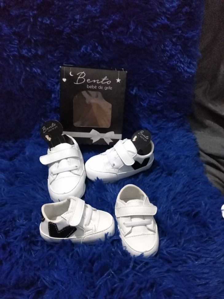 Sapatinho bebê branco com detalhes preto - tamanho 14