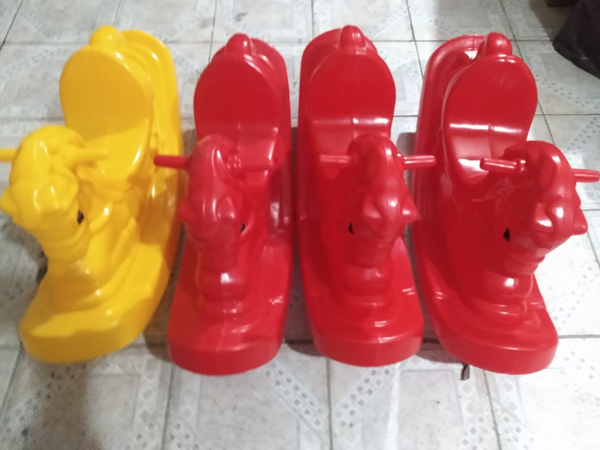 Cavalinho de balanço vermelho