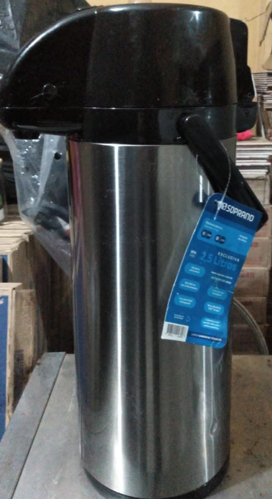 garrafa térmica de inox da marca Soprano, com capacidade de 2,5 litros.
