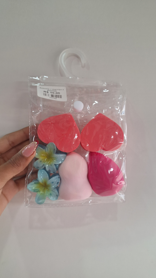 Bolsinha com esponjas e piranhas