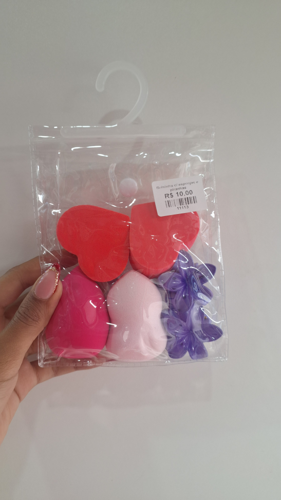 Bolsinha com esponjas e piranhas