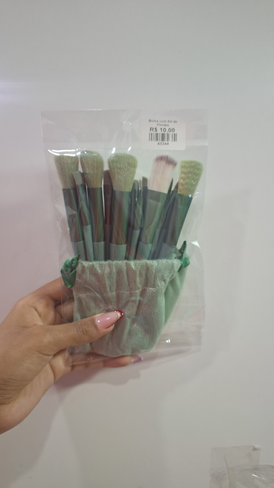 Bolsa com kit de pincéis