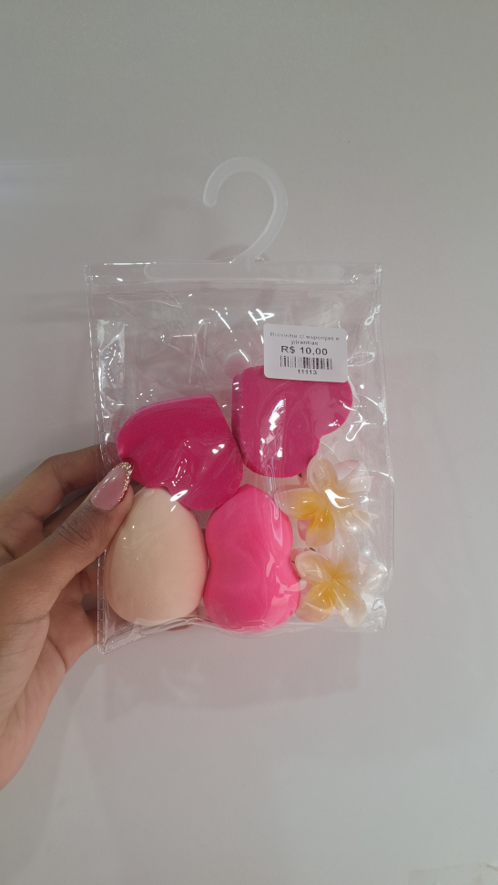 Bolsinha com esponjas e piranhas
