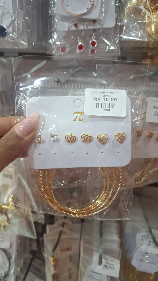 Cartela de brincos e argolas dourado