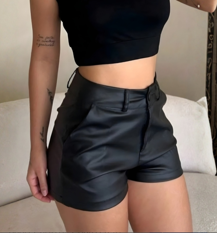 Short couro botão 591