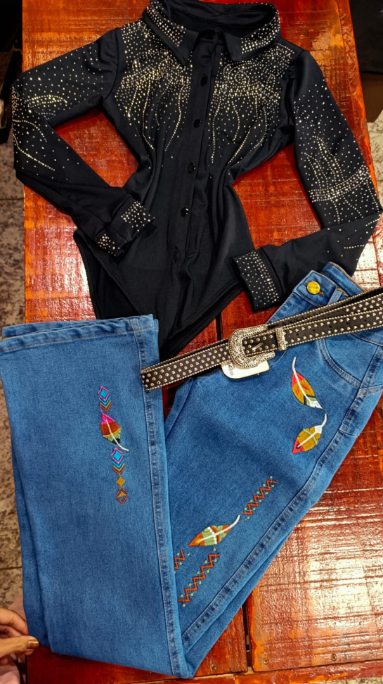 Calça jeans country bordada pena  359