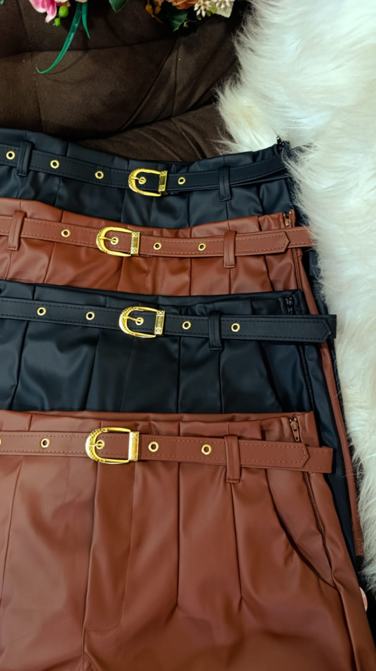Short de couro com cinto 368