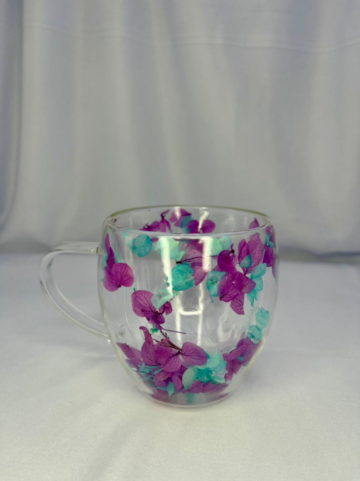 CANECA EM VIDRO BOROSSILICATO COM PAREDE DUPLA E FLORES SECAS - 250 ML