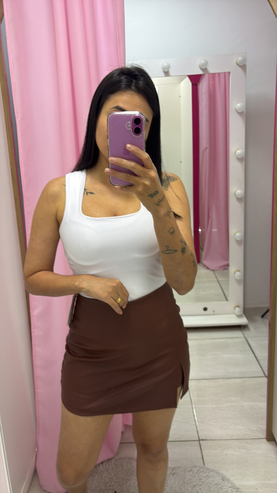 Shorts saia couro fake