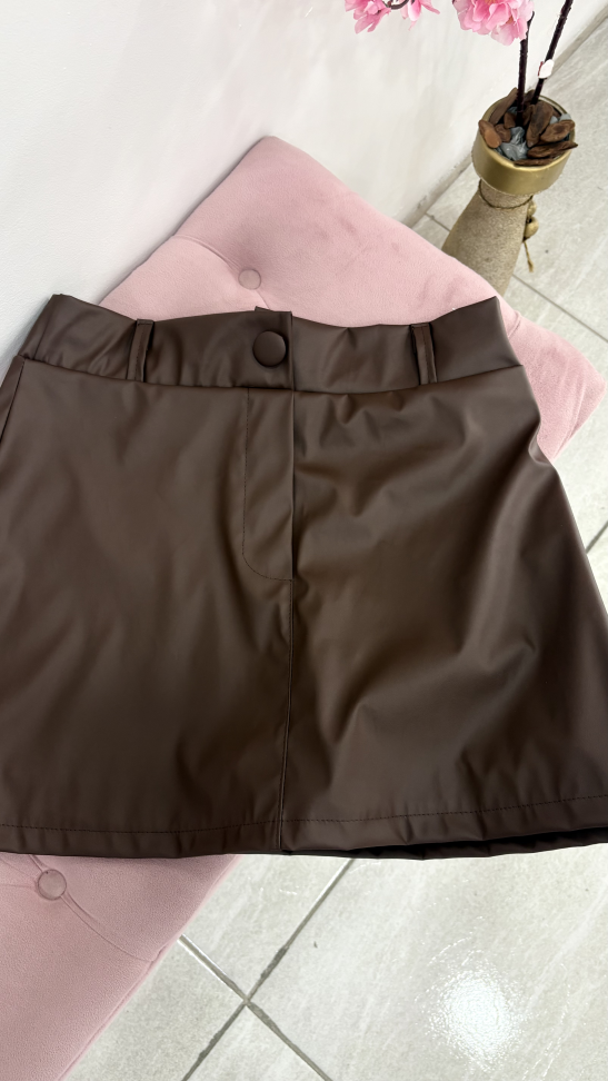 Shorts saia couro fake