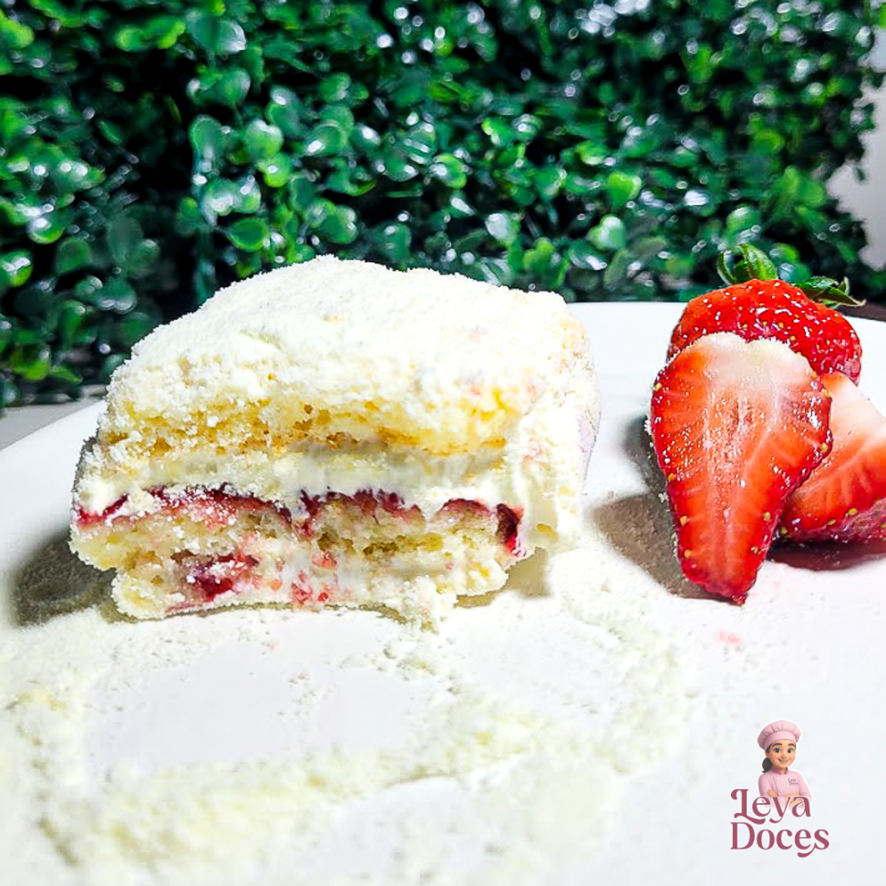 Bolo de Ninho com Geleia de Morango